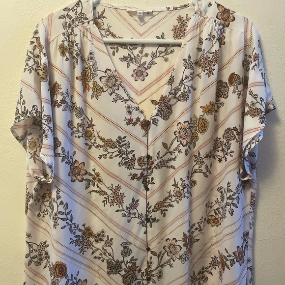 Maurices Tops - Lightweight and flowy. floralV-Neck Women Top.